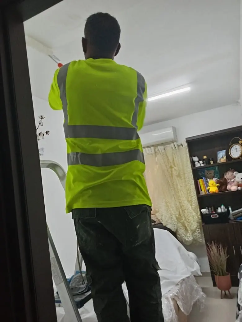 צבעי מגלגל צבע על קיר בדירה