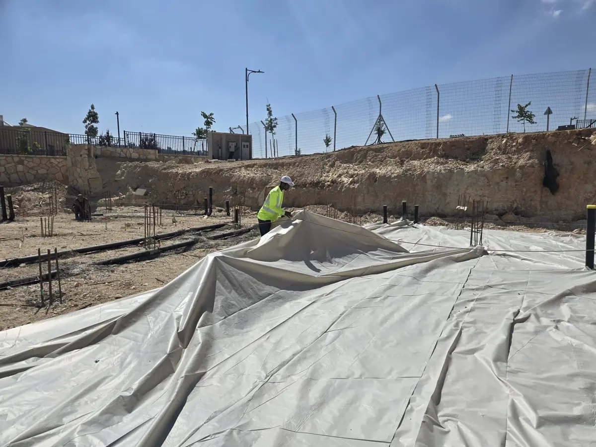 יריעת גיאוטכני פרושה על יסודות באתר