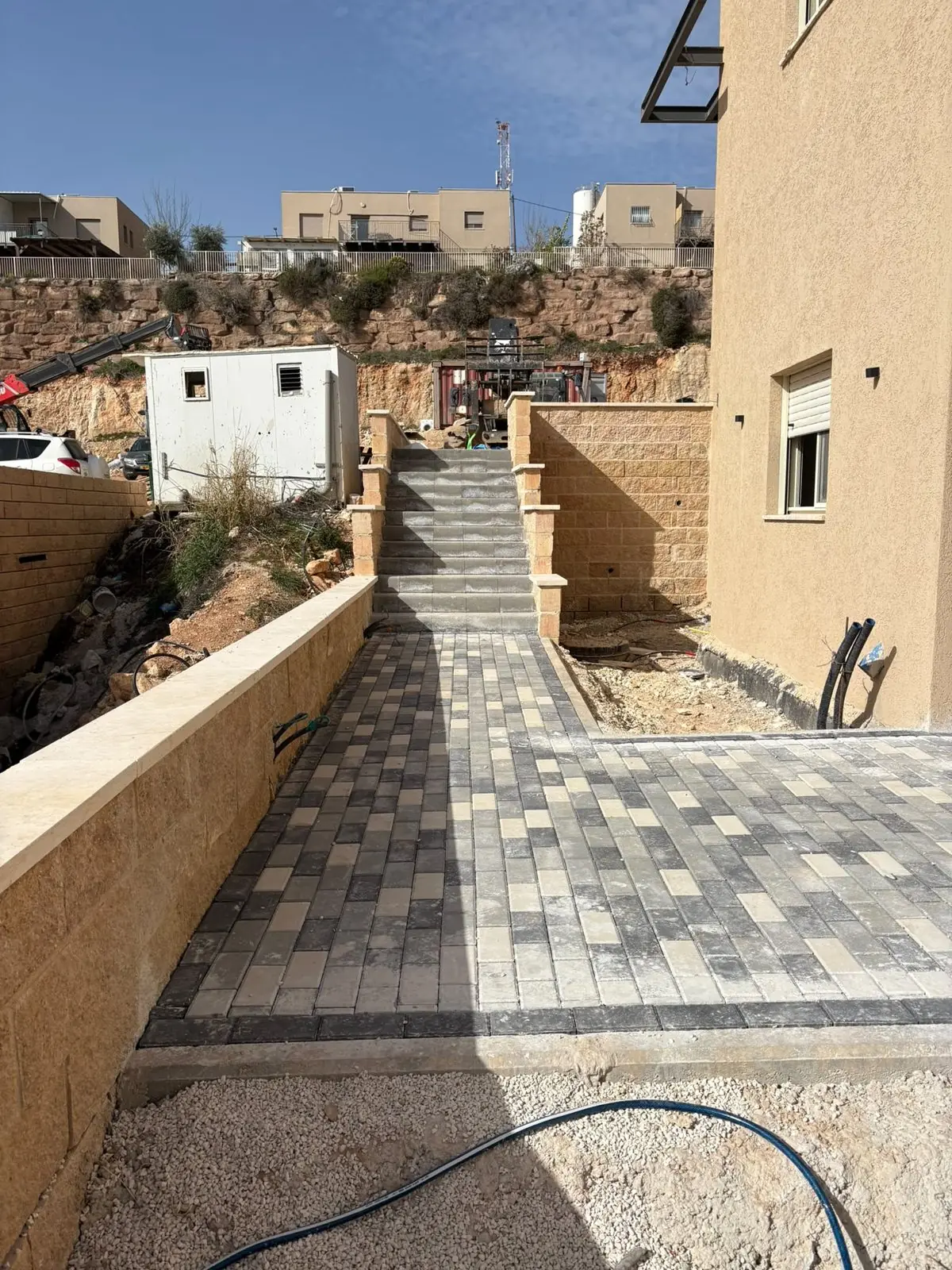 שביל משתלבות ומדרגות אבן בפיתוח סביב בית