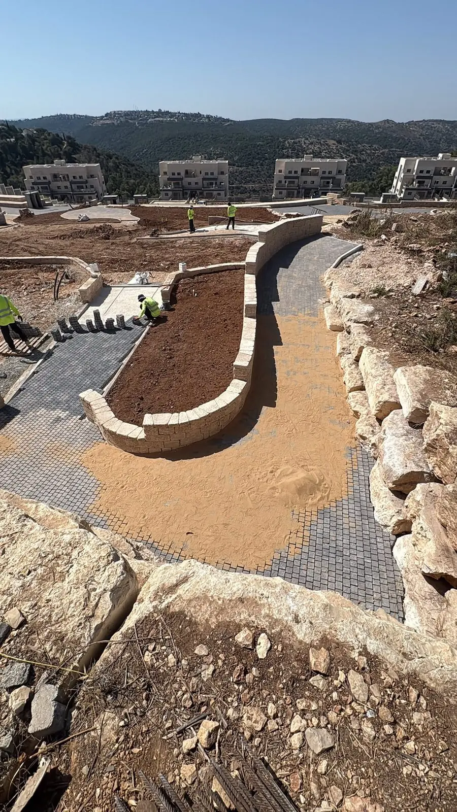 ערוגות ושבילים